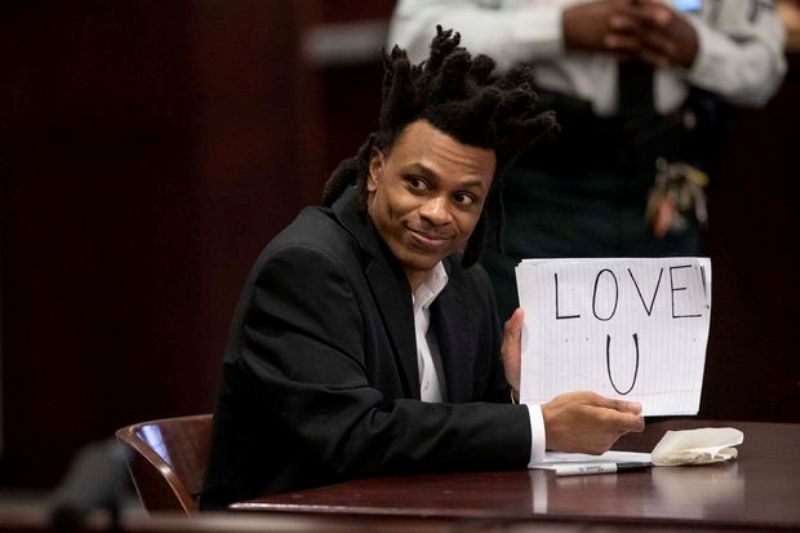 Ronnie Oneal III flashing a note that read Love U during the penalty phase of his murder trial at the George Edgecomb Courthouse Friday in Tampa