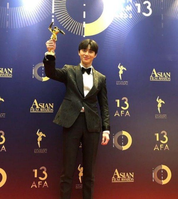 Park Seo-joon with his Asian Film Award