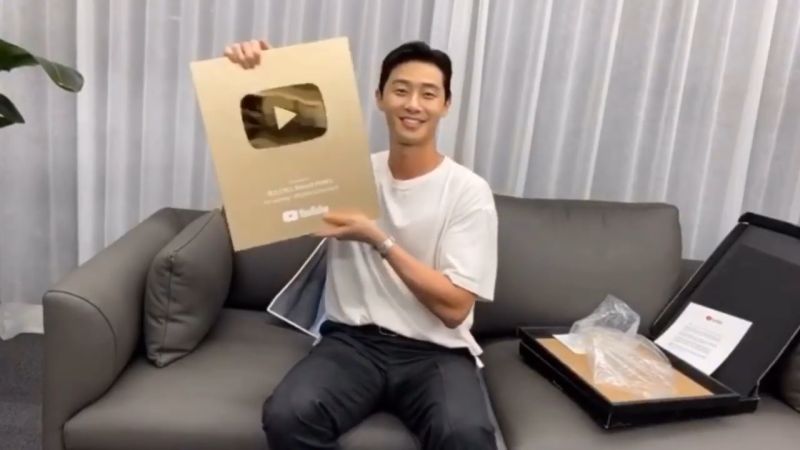 Park Seo-joon with his Gold Play button