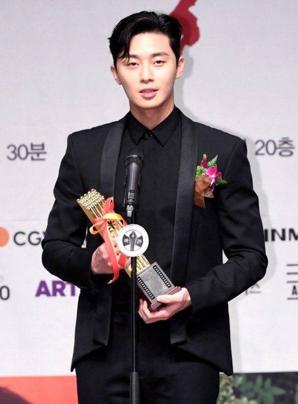 Park Seo-joon giving his acceptance speech at the Korean Association of Film Critics Awards