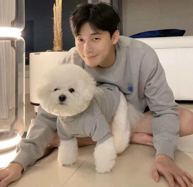 Park Seo-joon with his pet, Simba