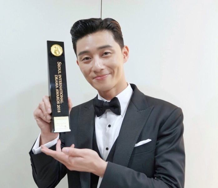 Park Seo-joon with his Seoul International Drama Award