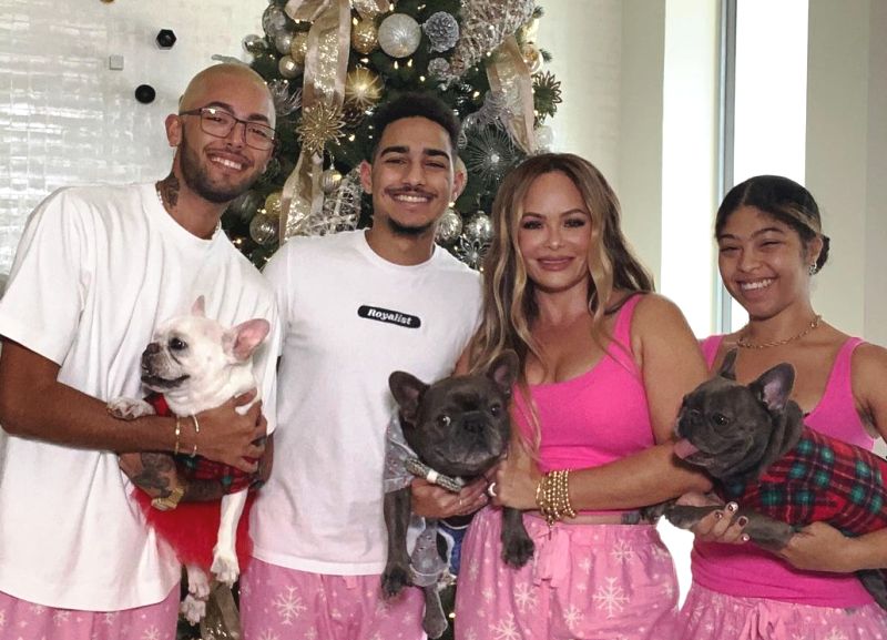 Melissa Guzmán and her children posing with their pet dogs