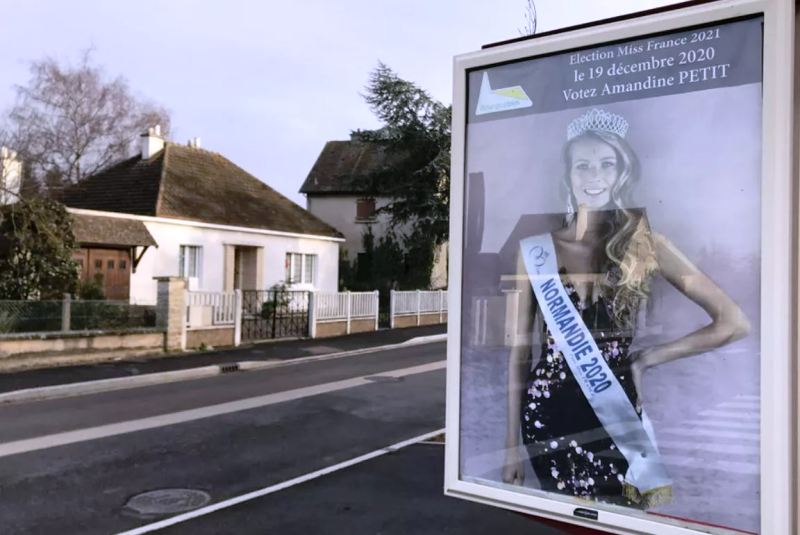 The portrait of Amandine Petit exhibited in the streets of Bourguébus