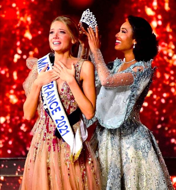 Amandine Petit crowned Miss France 2021 by Clémence Botino