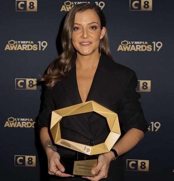 Camille Lellouche posing with her prize for best comedy show at the Olympia Awards (2019)