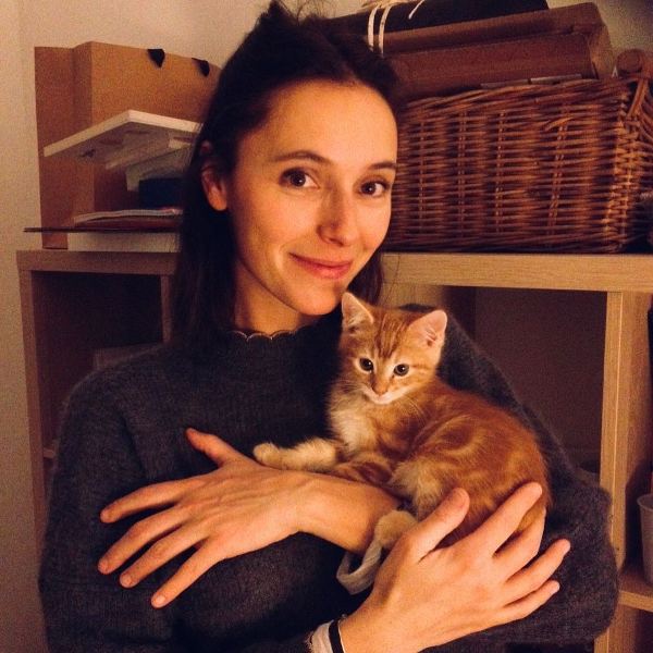 Lolita Séchan with her cat
