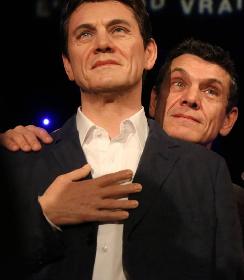 Marc Lavoine with his statue
