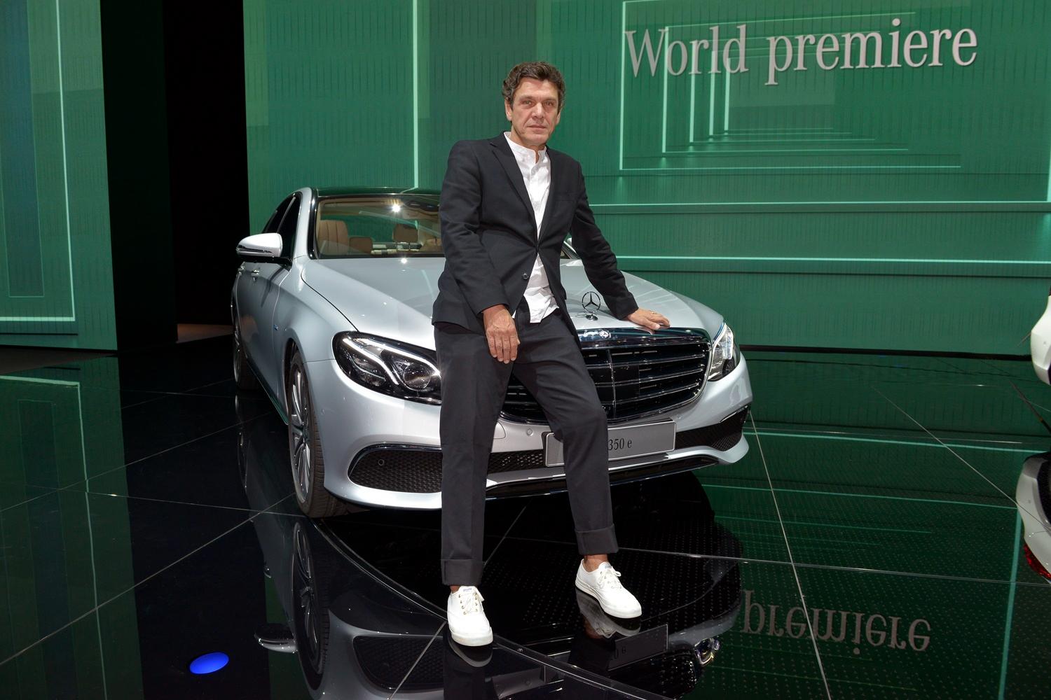 Marc Lavoine posing with a Mercedes Benz