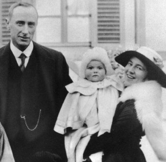 Childhood photo of Olivia de Havilland with her father, Walter Augustus de Havilland and mother Lillian Fontaine