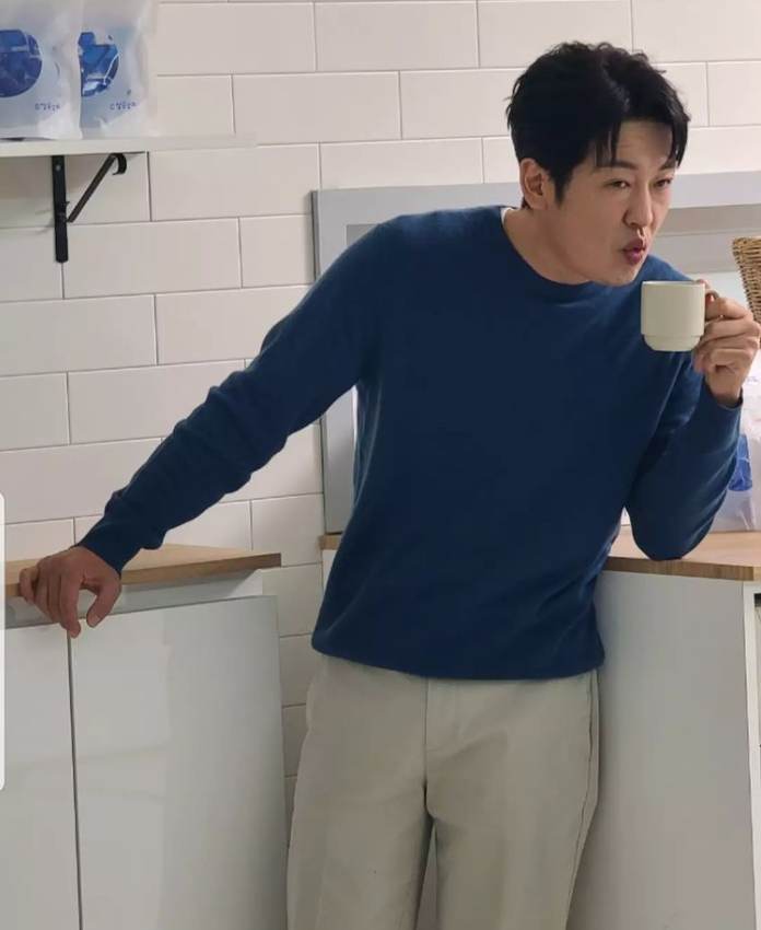 Heo Sung-Tae drinks coffee