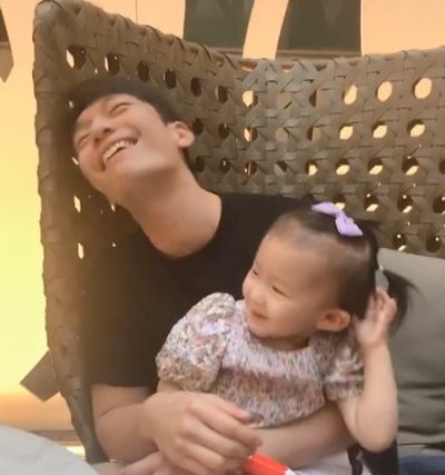 Wi Ha-joon with his niece