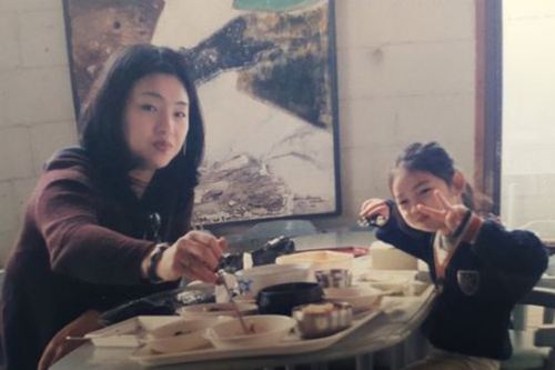 Jung Ho-yeon with her mother 
