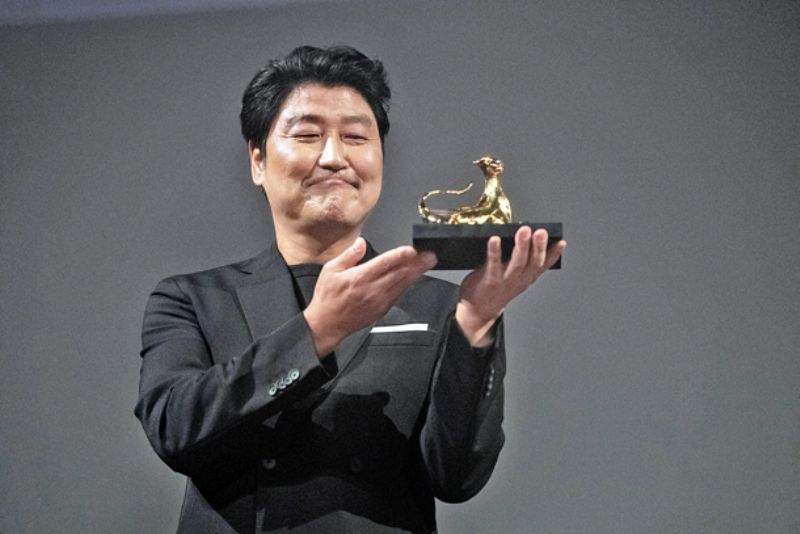 Song-Kang ho with his Excellence Award at the 72nd Locarno International Film Festival