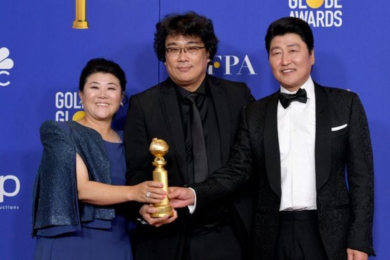 Song-Kang-ho-Lee-Jeong-eun-and-Bong-Joon-ho-with-the-trophy-Golden-Globe-Award