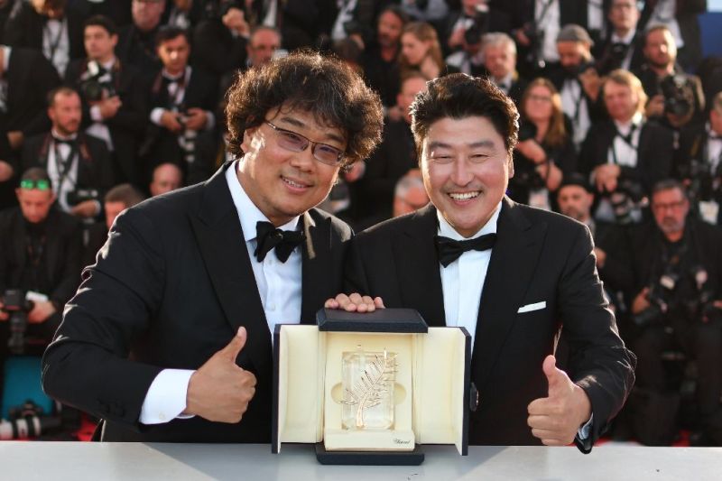 Song-Kang-ho-and-Bong-Joon-ho-with-Palme-dOr-at-the-Cannes-Festival