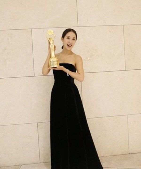 Cho Yeo Jeong with his Blue Dragon Film Awards