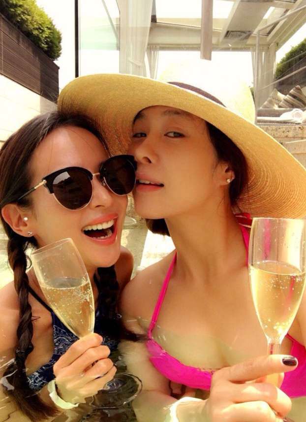 Cho Yeo-jeong drinking champagne with her friend