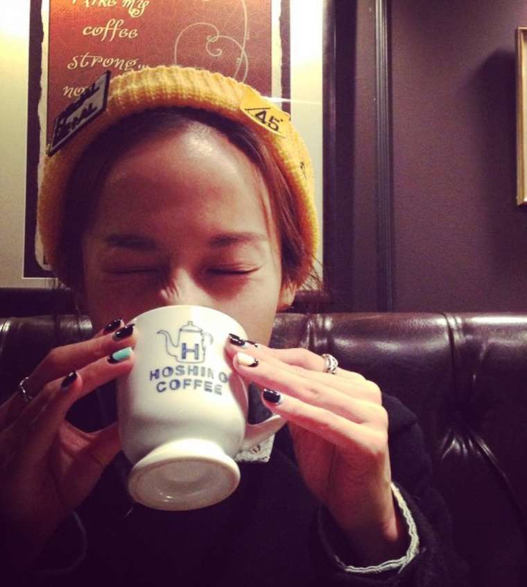 A photo of Cho Yeo-jeong drinking coffee