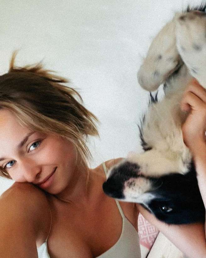 A photo of Emma Smet with her pet