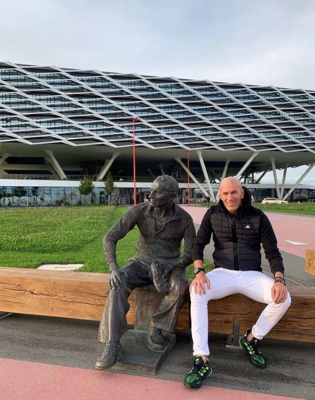 Zinedine Zidane gets a picture with his own statue at Adidas HQ