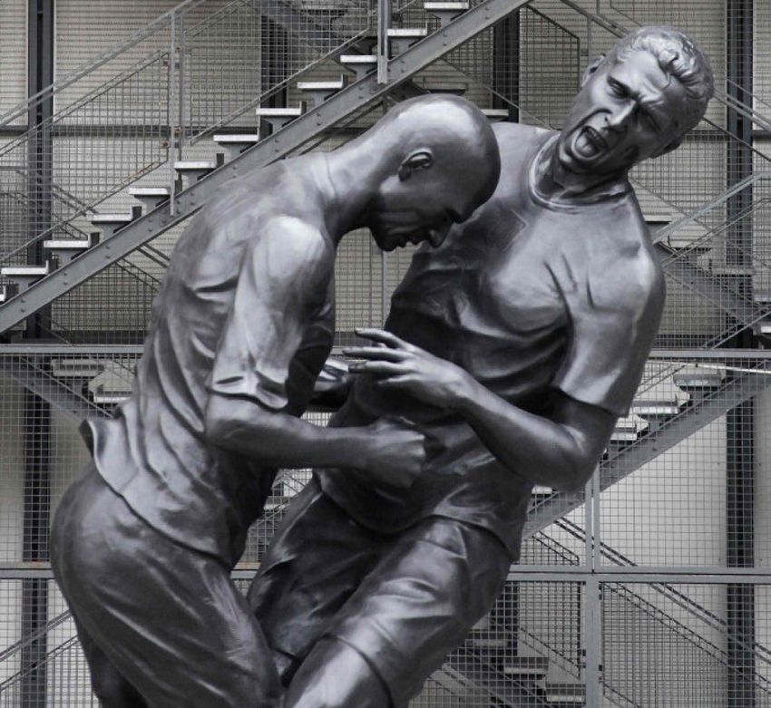 A bronze sculpture of Zidane and Marco Materazzi