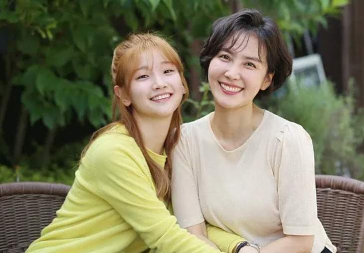 Park So-dam with her sister-in-law