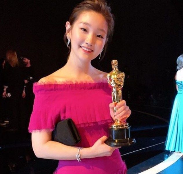 Park So-dam posing with her Oscar