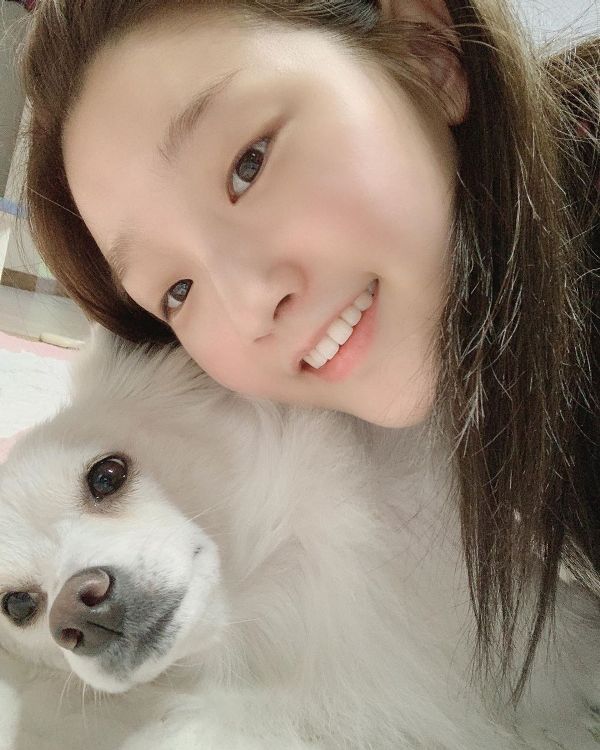 Park So-dam with her pet dog