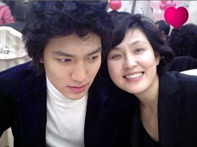 Lee Min-ho with his mother