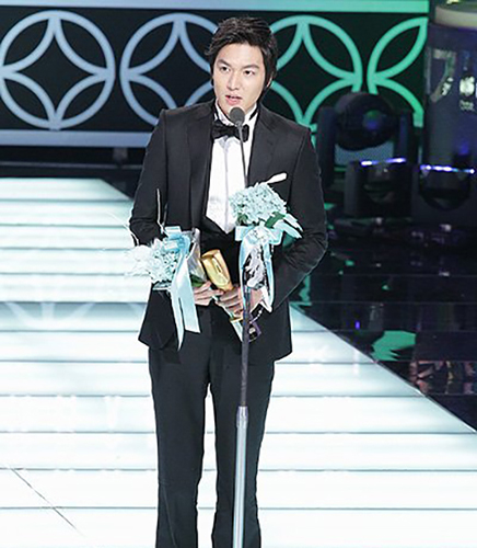 Lee Min-ho during his award acceptance ceremony at KBS Drama Awards
