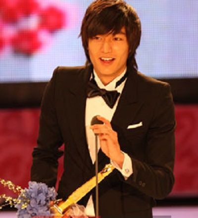 Lee Min-ho giving his award acceptance speech at Baeksang Arts Awards