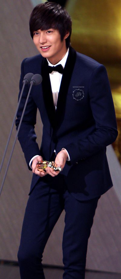 Lee Min-ho giving his award acceptance speech at MBC Drama Awards