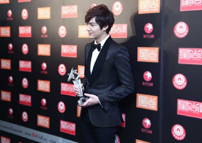 Lee Min-ho posing with his award at China Fashion Awards ceremony