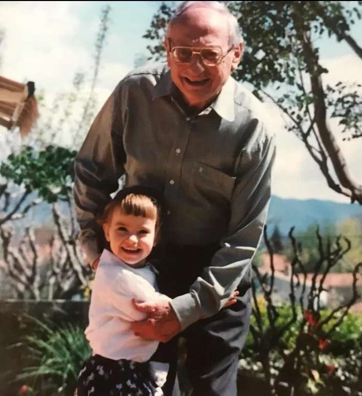 Aurélie Pons as a child with her grandfather