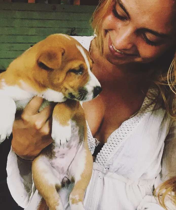 Aurélie Pons with a dog