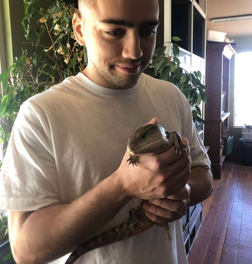 Mizkif holding a lizard