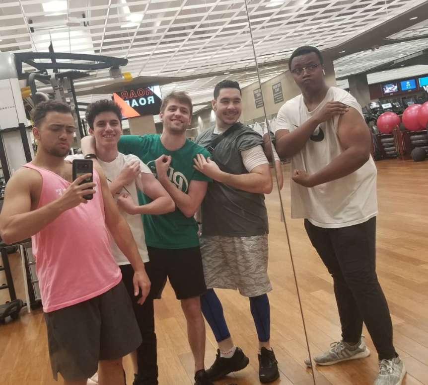 Mizkif with his friends in the gym