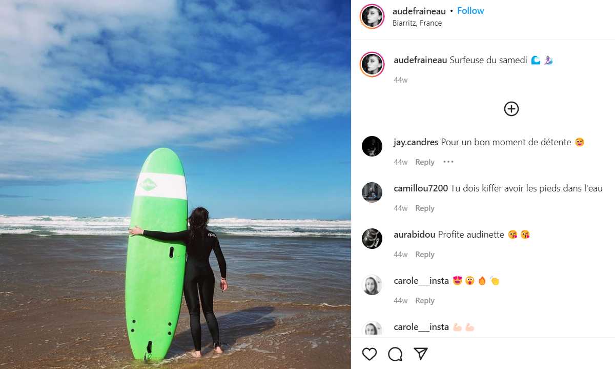Aude Fraineau surfing