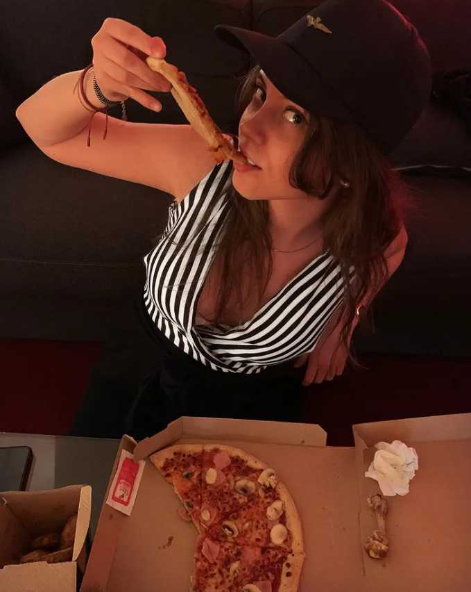Aude Fraineau eating a pizza