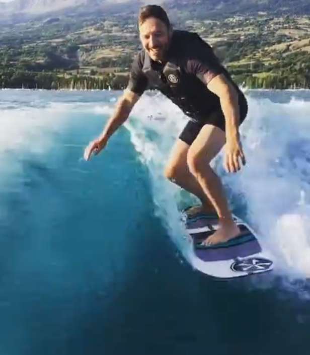 Samuel Le Bihan surfing