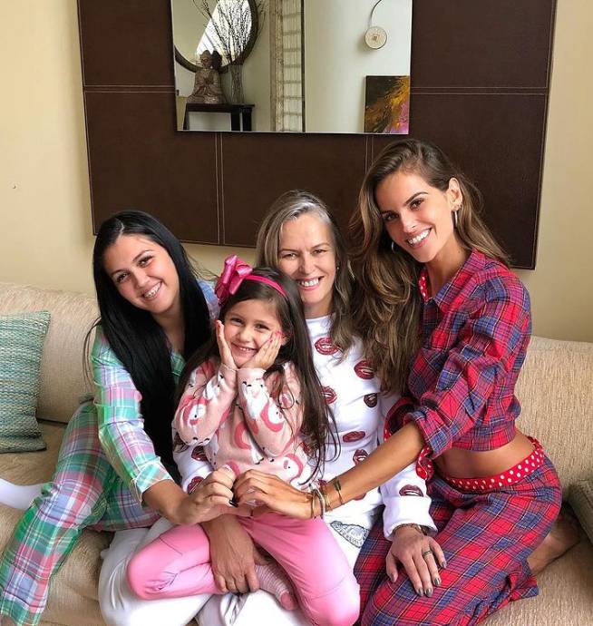 Izabel Goulart with her mother, sister and niece