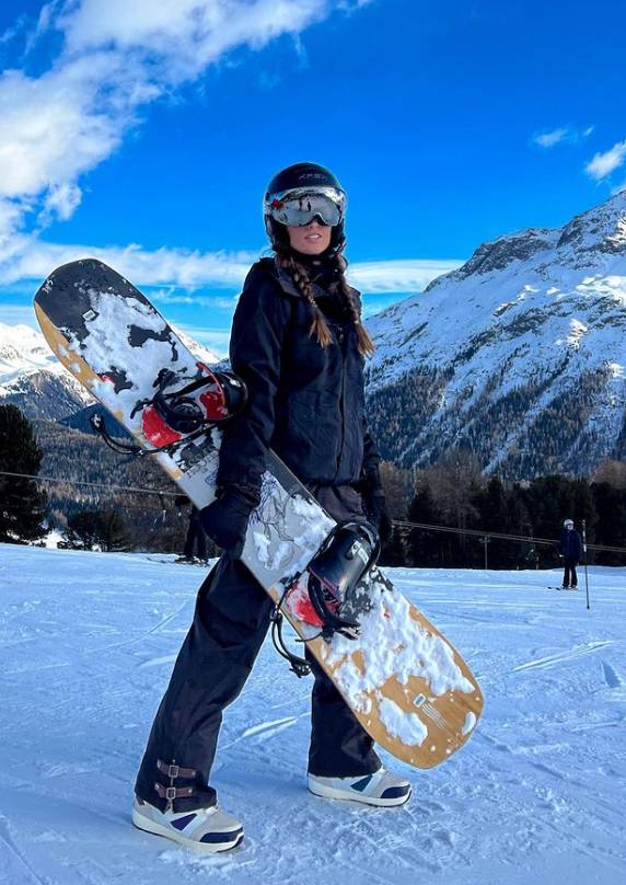 Izabel Goulart on a ski trip