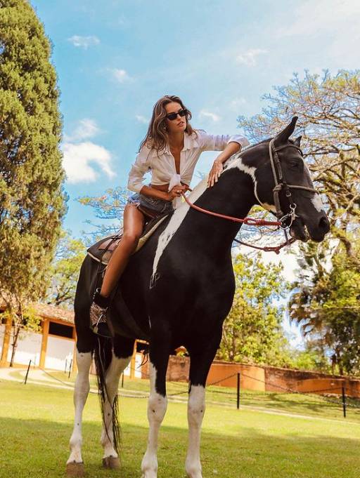 Izabel Goulart on horseback