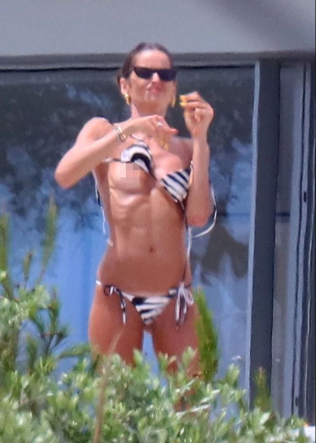 Izabel Goulart struggling with her bikini
